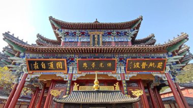 Geleneksel bir Çin Budist tapınağının alçak açılı çekimi.