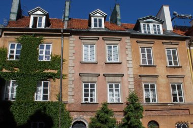 Polonya 'nın Varşova kentindeki Eski Kent Pazar Meydanı' ndaki Kanonia Caddesi 'ndeki Apartman Evlerinin cepheleri