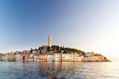 Rovinj 'in büyüleyici manzarası Denizin karşısındaki eski kasaba, Hırvatistan
