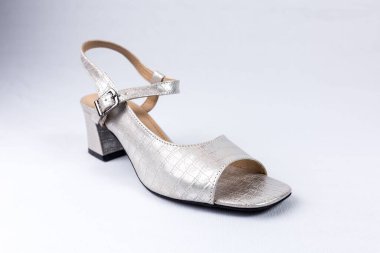 beyaz zemin üzerinde ayakkabı