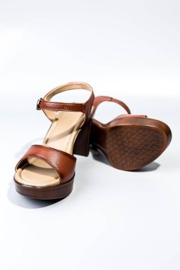 beyaz zemin üzerinde ayakkabı