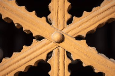 Kore tarzında ahşap kapı süsü.