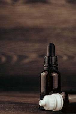 Kahverengi cam şişelerdeki CBD yağlarına yakın çekim.