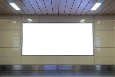 Duvarında beyaz ekranlar olan boş bir koridor.