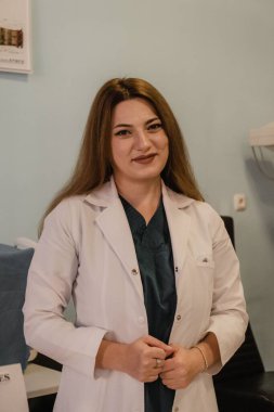 Muayene odasında bir göz doktorunun dikey portresi.