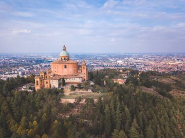 Güneşli bir sabahta tepede San Luca 'nın kutsal bakiresinin hava manzarası.