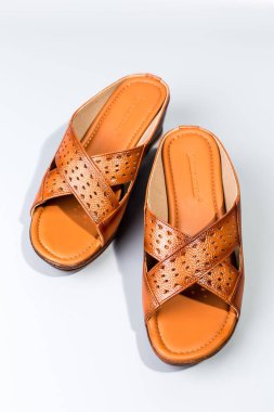 beyaz zemin üzerinde ayakkabı