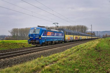 Retzbach Zellingen 'den geçen modern bir yük treni.