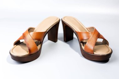 beyaz zemin üzerinde ayakkabı