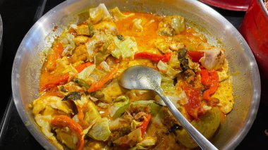 Mangut balıklı geleneksel Endonezya yemeği.