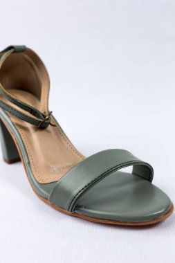 beyaz zemin üzerinde ayakkabı