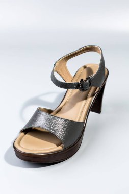 beyaz zemin üzerinde ayakkabı