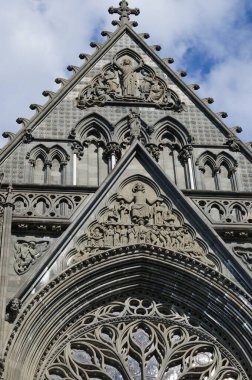 Norveç 'in Trondheim kentindeki Nidaros Katedrali' nin ön cephesine dikey yakın çekim