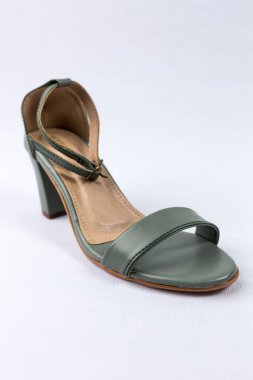 beyaz zemin üzerinde ayakkabı