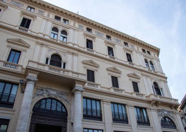 Napoli, İtalya 'daki bina cephesi manzarası, alçak açılı.