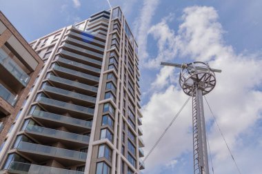 Greenwich Yarımadası, Londra 'daki modern bir binanın düşük açılı görüntüsü.