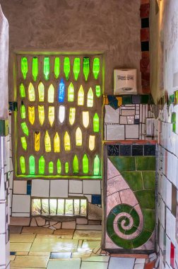 Hundertwasser, Kawakawa, Northland, Yeni Zelanda 'da tuvalet tasarladı.