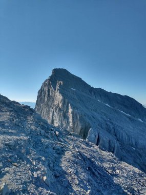 Kanada Alberta 'da mavi gökyüzünün altında Rundle Traverse Dağı' nın dikey çekimi.