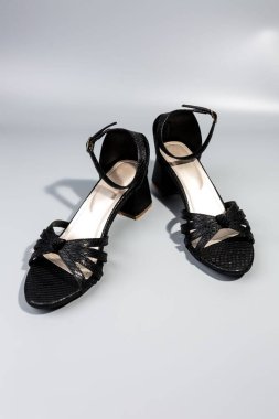beyaz zemin üzerinde ayakkabı