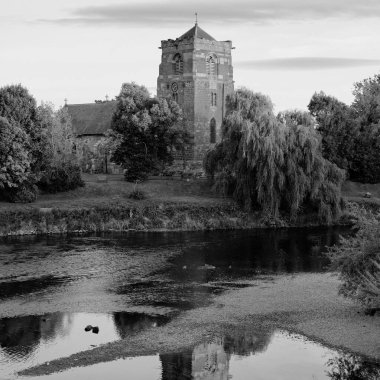 Atcham, İngiltere 'de gündüz vakti St. Eata Kilisesi' nin siyah beyaz manzarası