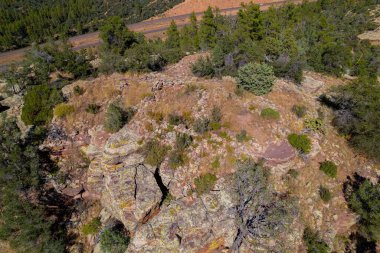 Ağaçlarla kaplı bir uçurumun havadan görünüşü, Apaçi Konumu Ulusal Orman
