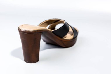 beyaz zemin üzerinde ayakkabı