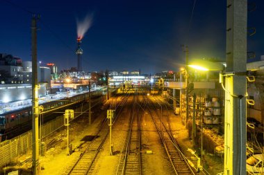 Spittelau 'daki demiryolu hatlarının gece manzarası, Viyana, Avusturya