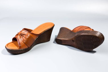 beyaz zemin üzerinde ayakkabı