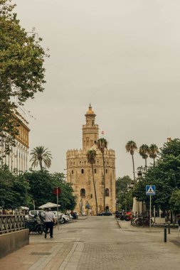 İspanya, Sevilla 'daki Torre del Oro askeri gözlem kulesinin dikey görüntüsü.