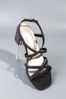 beyaz zemin üzerinde ayakkabı