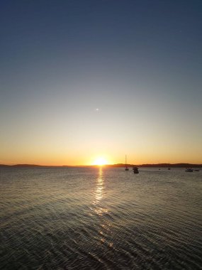 Altın gün batımında sakin bir günde bir gölün dikey çekimi