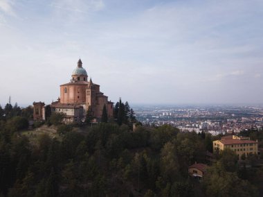 Güneşli bir sabahta tepede San Luca 'nın kutsal bakiresinin hava manzarası.