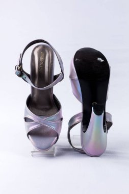 beyaz zemin üzerinde ayakkabı