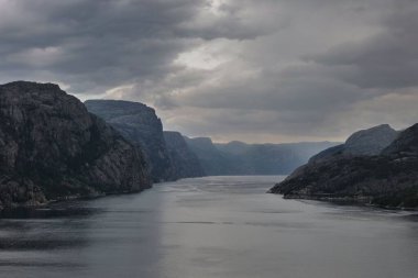 Norveç 'teki Hollesi bakış açısından güzel bir su manzarası.