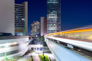 DonauCity Highrise bölgesinde bir metro hattı akşam ışıkları, Viyana, Avusturya