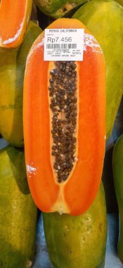Üzerinde fiyat etiketi olan doğranmış bir papaya resmi.