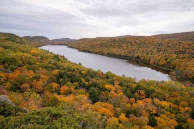 Ontonagon County, Michigan, ABD 'de bulutlu bir günde Bulutlar Gölü manzarası