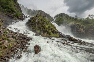 Düşen Norveç 'in Latefossen şelalesinin manzarası