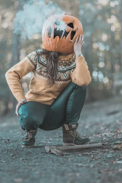 Kafasına Balkabağı Takmış Elinde Balta Tutan Genç Bir Kızın Dikey — Stok fotoğraf
