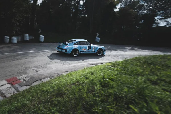 Niebieski Samochód Ustawiony Podczas Pod Górkę Wyścig Włoskiego Mistrzostwa Pesaro — Zdjęcie stockowe
