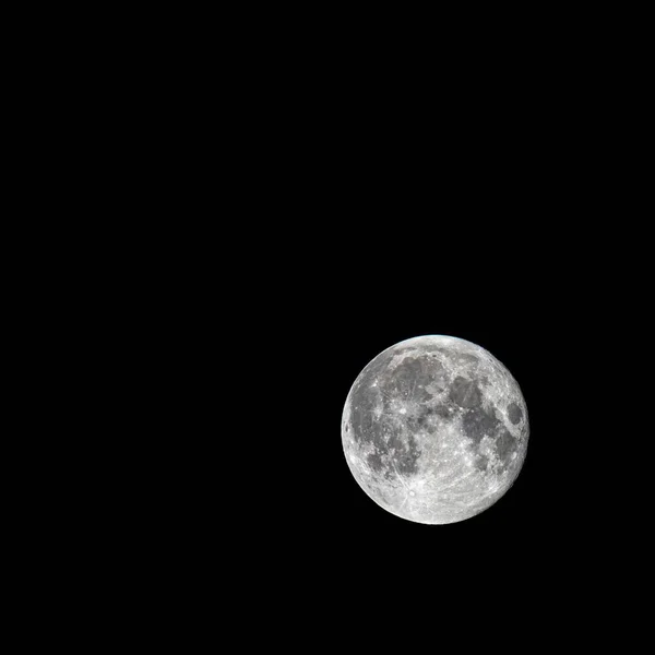 淡淡的满月被黑色背景隔离 — 图库照片