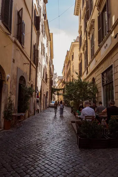 Eine Vertikale Aufnahme Der Engen Belebten Straßen Von Rom Italien — Stockfoto