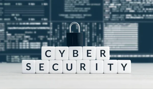 Słowa Bezpieczeństwa Cybernetycznego Blokach Sześcianów Zamkniętej Kłódce Ekranie Danych Komputera — Zdjęcie stockowe