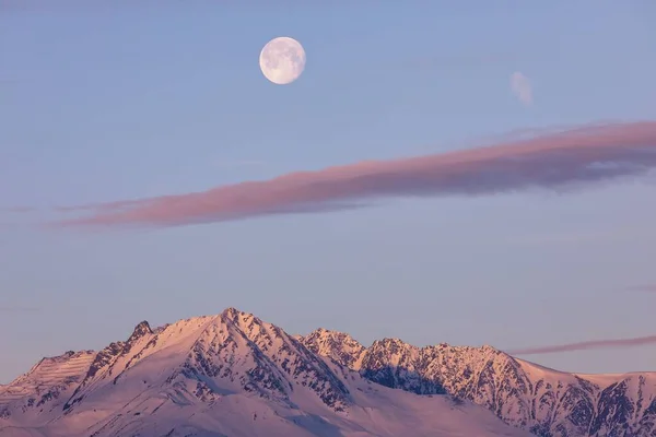 雪のセール山の上の満月の美しいショット — ストック写真