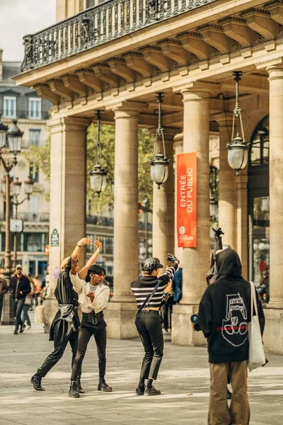 Eine Vertikale Aufnahme Einer Gruppe Die Tagsüber Paris Auftritt Frankreich — Stockfoto