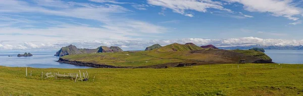 Panoramatický Snímek Zeleného Ostrova Vodě Islandu Proti Modré Obloze — Stock fotografie
