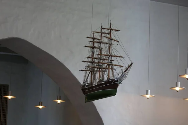 Tavandan Sarkan Bir Geminin Modeli — Stok fotoğraf
