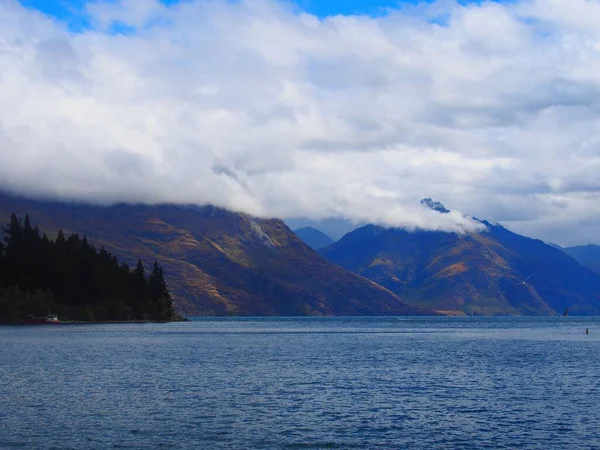背景には雲に覆われた丘のある湖の美しい風景 — ストック写真