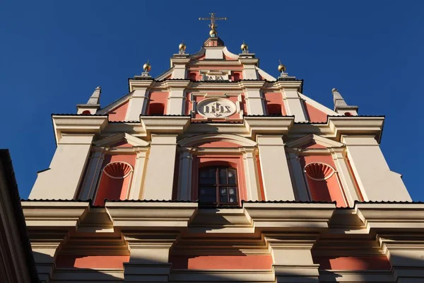 旧市街ワルシャワのイエズス会教会の魅惑的なファサードの低い角度 空に対するポーランド — ストック写真