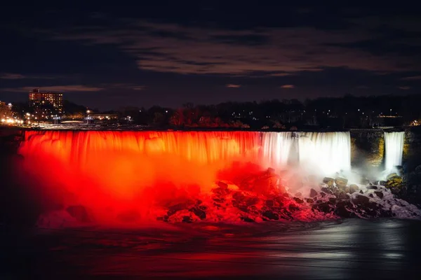 在加拿大安大略省尼亚加拉瀑布 一个风景秀丽的美国瀑布灯火通明 在夜晚 — 图库照片